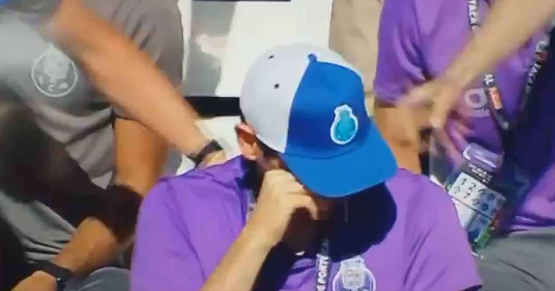 Las lágrimas de Iker Casillas con la dedicatoria de sus compañeros del Oporto Las lágrimas de Iker Casillas con la dedicatoria de sus compañeros del Oporto