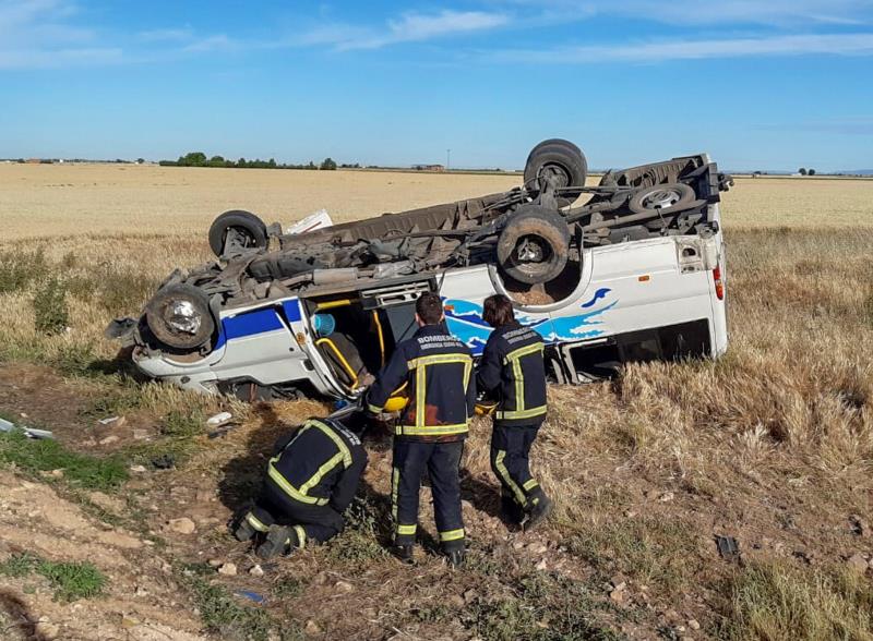 Cinco niños heridos leves tras volcar su autobús escolar en Daimiel Cinco niños heridos leves tras volcar su autobús escolar en Daimiel