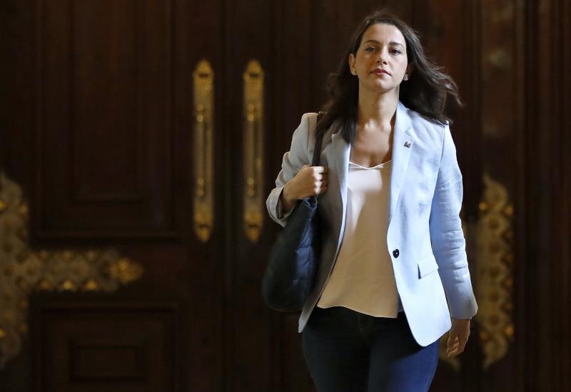 Ciudadanos rompe con Valls en Barcelona y separa a sus tres concejales por el apoyo a Colau Ciudadanos rompe con Valls en Barcelona y separa a sus tres concejales por el apoyo a Colau