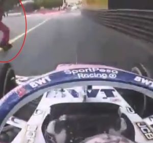 Checo Pérez, a punto de atropellar a un comisario Checo Pérez, a punto de atropellar a un comisario
