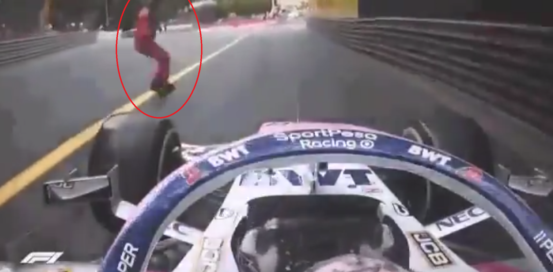 'Checo' Pérez, a punto de atropellar a un comisario en el GP de Mónaco: "Espero que no vuelva a pasar" 'Checo' Pérez, a punto de atropellar a un comisario en el GP de Mónaco: "Espero que no vuelva a pasar"