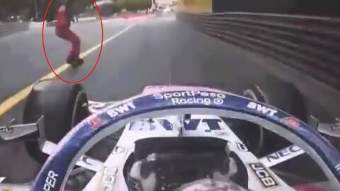 Checo P&eacute;rez, a punto de atropellar a un comisario