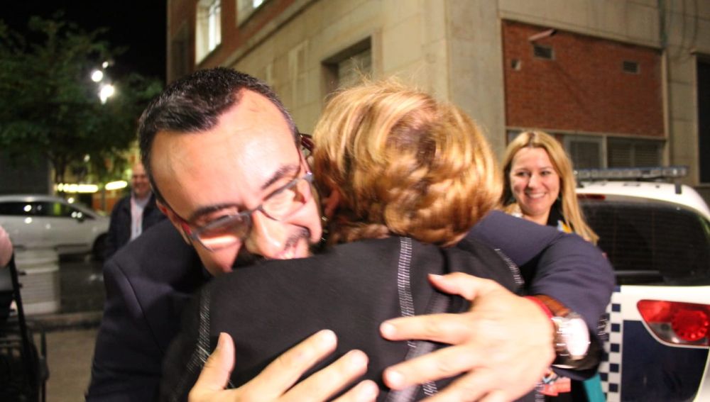 L'alcalde José Benlloch va arribar a la seu del partit socialista amb la primera recepció de sa mare.
