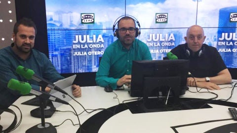 Borja Ter&aacute;n junto a Gustavo V&aacute;zquez, subdirector de La Sexta Noticias y Jes&uacute;s Lozano, realizador de Antena 3 Noticias