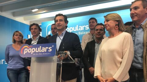 El l&iacute;der del PP, Biel Company, analizando los resultados electorales del 26-M.