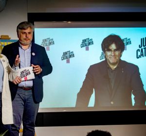 La concejala de JxCat, Elsa Artadi, y el director de campaña, Albert Batet, siguen la videoconferencia de Carles Puigdemont. La concejala de JxCat, Elsa Artadi, y el director de campaña, Albert Batet, siguen la videoconferencia de Carles Puigdemont.