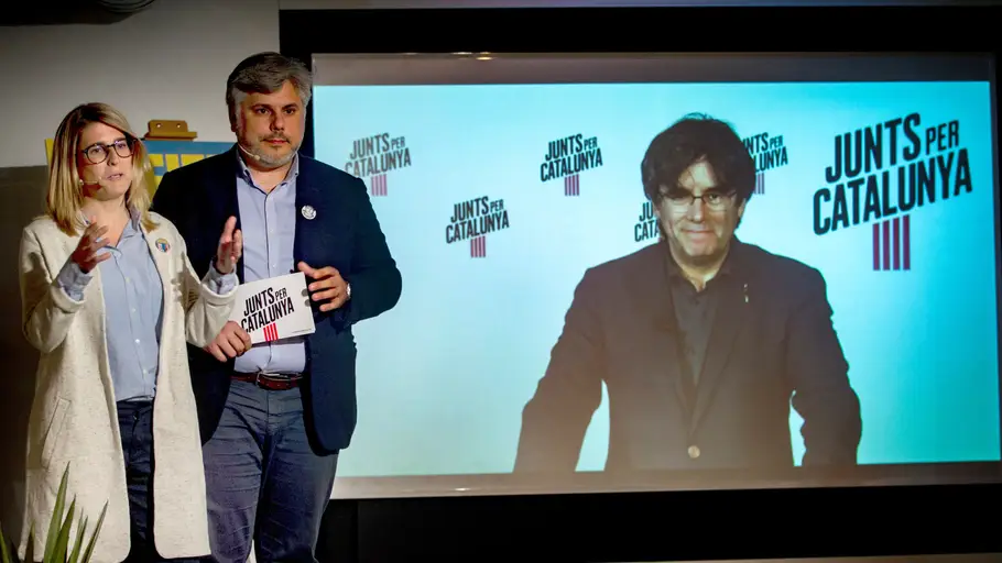 La concejala de JxCat, Elsa Artadi, y el director de campaña, Albert Batet, siguen la videoconferencia de Carles Puigdemont. La concejala de JxCat, Elsa Artadi, y el director de campaña, Albert Batet, siguen la videoconferencia de Carles Puigdemont.