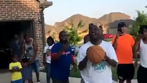 El hombre ciego tirando a canasta El hombre ciego tirando a canasta