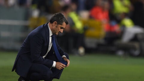Ernesto Valverde, pensativo en la banda