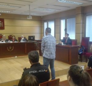 El acusado, de pie, aceptó el acuerdo de conformidad El acusado, de pie, aceptó el acuerdo de conformidad
