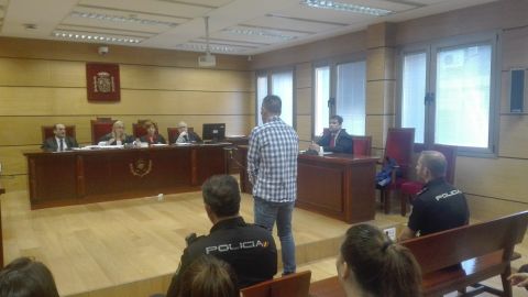 El acusado, de pie, acept&oacute; el acuerdo de conformidad