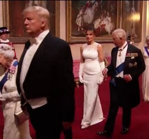 Trump vuelve a cometer otro fallo de protocolo con la reina Isabel II Trump vuelve a cometer otro fallo de protocolo con la reina Isabel II