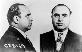 Carlos Quílez: "No hay personaje del que se hayan hecho más películas y escrito más biografías y artículos que de Al Capone" Carlos Quílez: "No hay personaje del que se hayan hecho más películas y escrito más biografías y artículos que de Al Capone"