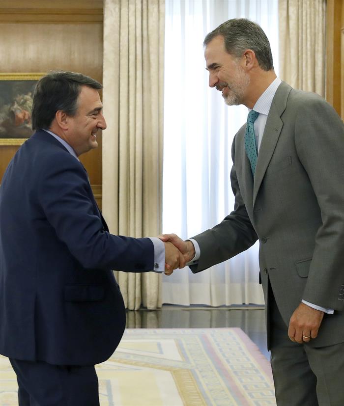 El Rey cierra con Aitor Esteban su primer día de ronda de consultas para designar candidato a la investidura El Rey cierra con Aitor Esteban su primer día de ronda de consultas para designar candidato a la investidura