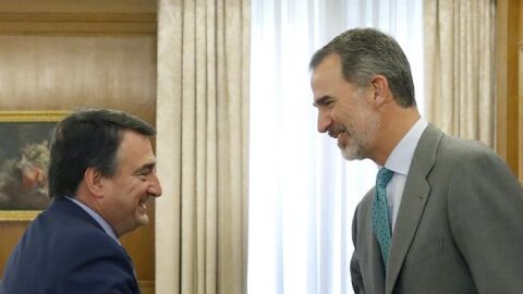 El Rey con Aitor Esteban en el Palacio de la Zarzuela. 