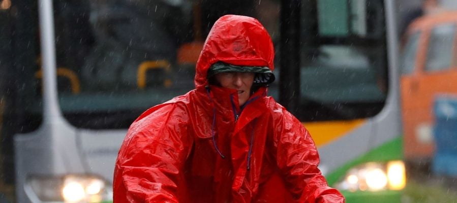 Un ciclista se protege de la lluvia este miércoles en San Sebastián Un ciclista se protege de la lluvia este miércoles en San Sebastián