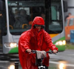 Un ciclista se protege de la lluvia este miércoles en San Sebastián Un ciclista se protege de la lluvia este miércoles en San Sebastián