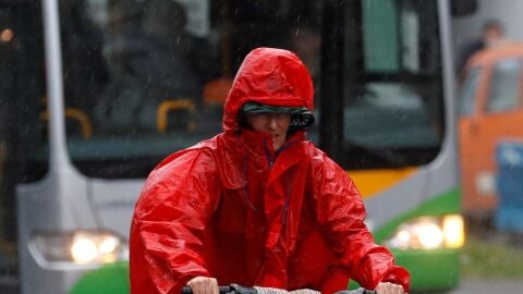 Un ciclista se protege de la lluvia este mi&eacute;rcoles en San Sebasti&aacute;n