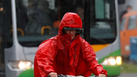 Un ciclista se protege de la lluvia este miércoles en San Sebastián Un ciclista se protege de la lluvia este miércoles en San Sebastián