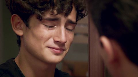 Aris, triste porque su familia est&aacute; en la ruina