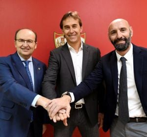Julen Lopetegui, en su presentación junto a Monchi y José Castro Julen Lopetegui, en su presentación junto a Monchi y José Castro
