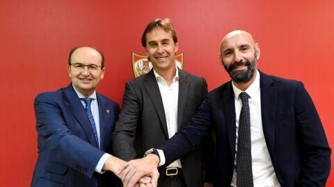 Julen Lopetegui, en su presentaci&oacute;n junto a Monchi y Jos&eacute; Castro