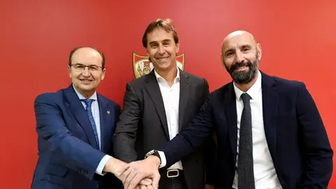 Julen Lopetegui, en su presentación junto a Monchi y José Castro Julen Lopetegui, en su presentación junto a Monchi y José Castro