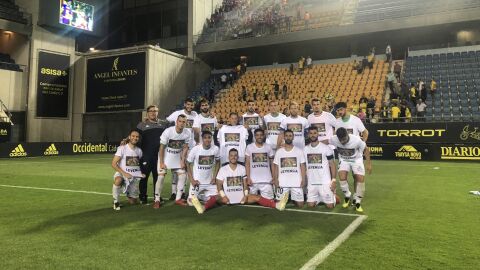 El Extremadura con las camisetas de: "Descansa en paz leyenda""