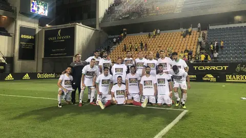 El Extremadura con las camisetas de: "Descansa en paz leyenda"" El Extremadura con las camisetas de: "Descansa en paz leyenda""