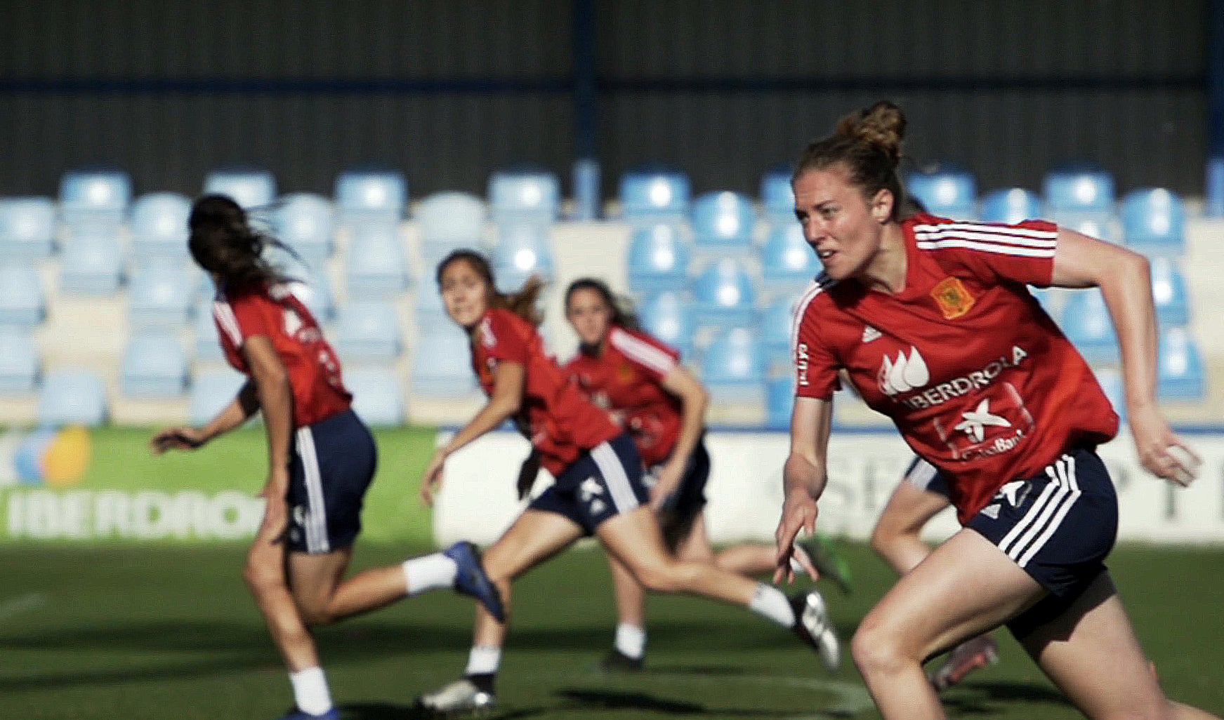 Celia Jiménez: "En España se está apostando muy fuerte por el fútbol femenino" Celia Jiménez: "En España se está apostando muy fuerte por el fútbol femenino"