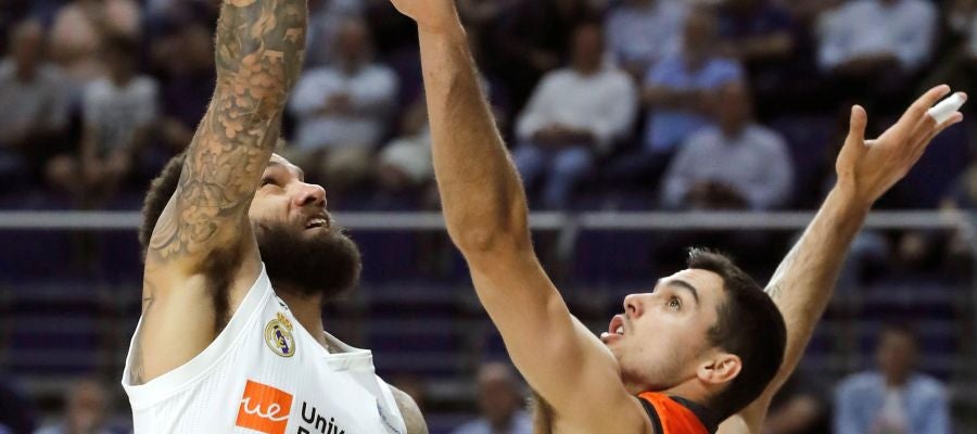 Taylor lanza a canasta ante Alberto Abalde Taylor lanza a canasta ante Alberto Abalde