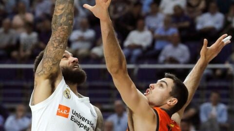 Taylor lanza a canasta ante Alberto Abalde