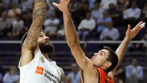 Taylor lanza a canasta ante Alberto Abalde Taylor lanza a canasta ante Alberto Abalde