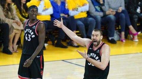 Marc Gasol y Siakam, en un partido de los Raptors
