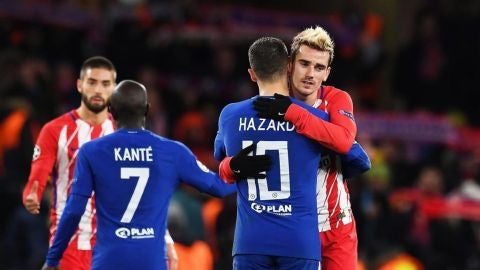 Hazard y Griezmann, se abrazan en un partido de la Champions. 