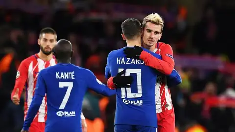 Hazard y Griezmann, se abrazan en un partido de la Champions. Hazard y Griezmann, se abrazan en un partido de la Champions.