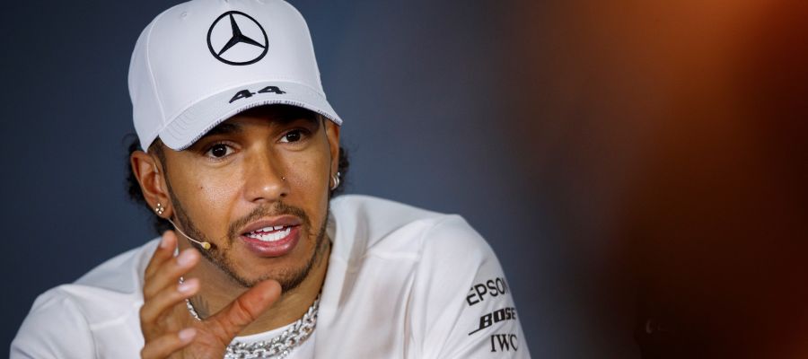 Lewis Hamilton habla con los medios Lewis Hamilton habla con los medios