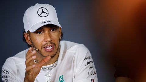 Lewis Hamilton habla con los medios