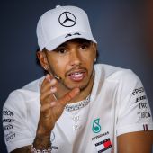 Lewis Hamilton habla con los medios