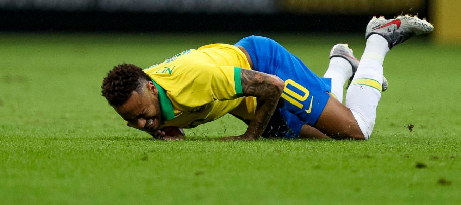 Neymar se duele en el suelo Neymar se duele en el suelo