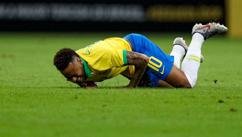 Neymar se duele en el suelo
