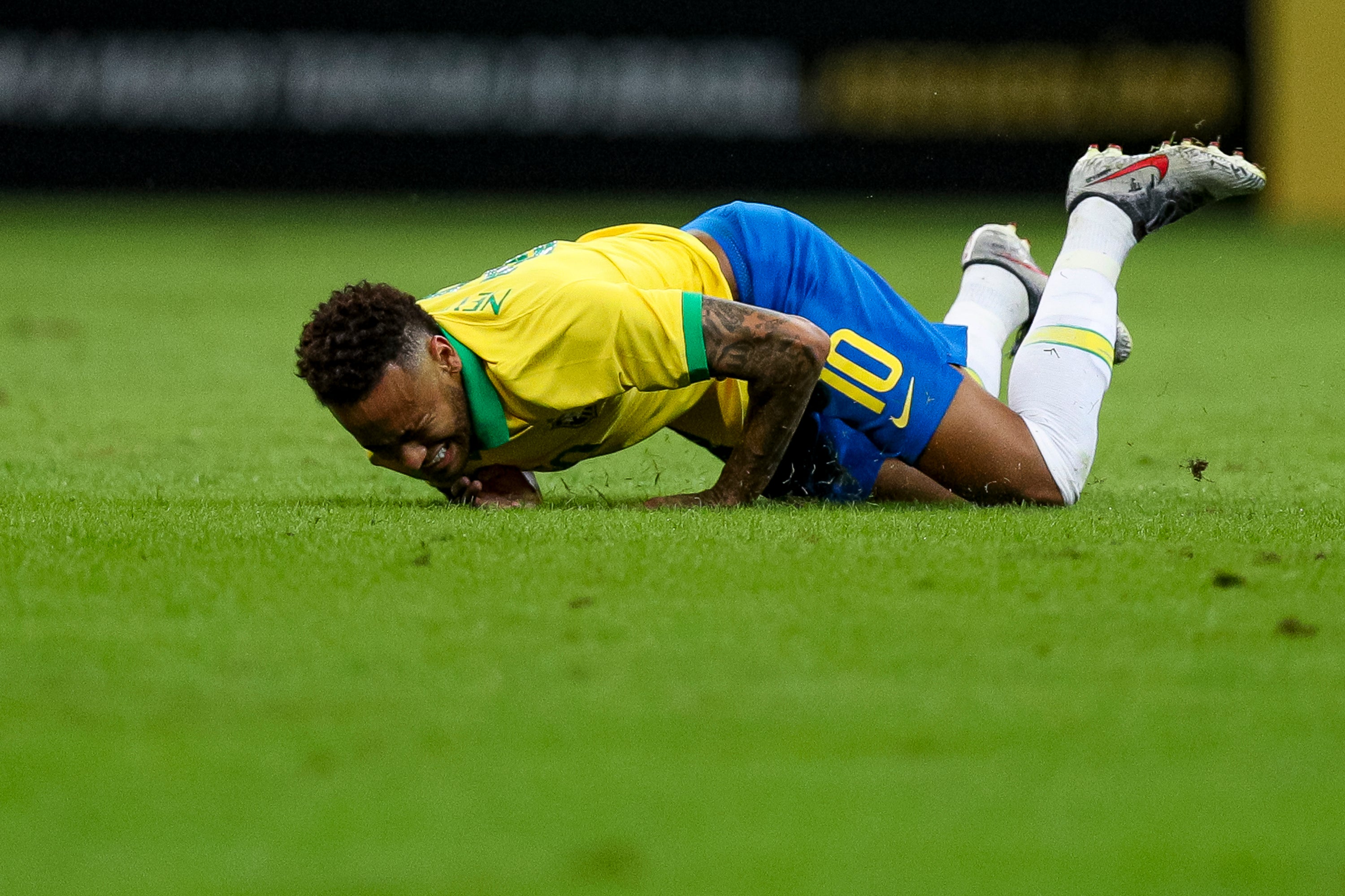 Neymar enseña el estado de su tobillo derecho y el PSG se pronuncia sobre su lesión Neymar enseña el estado de su tobillo derecho y el PSG se pronuncia sobre su lesión