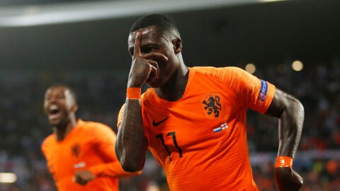 Quincy Promes celebra su gol contra Inglaterra