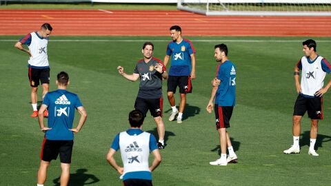 Robert Moreno da instrucciones a sus jugadores