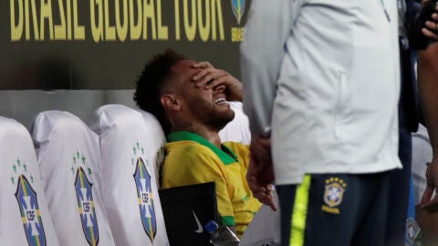 Neymar llora en el banquillo tras lesionarse con la selecci&oacute;n de Brasil