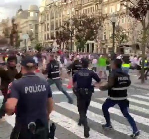 Los ultras ingleses en las calles de Oporto Los ultras ingleses en las calles de Oporto