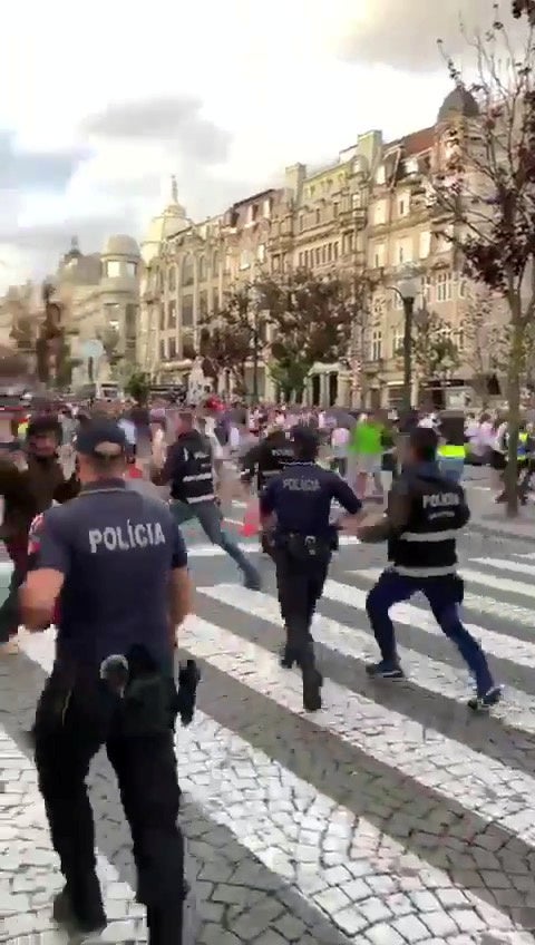 La Federación inglesa condena la actitud "vergonzosa" de sus aficionados en Oporto La Federación inglesa condena la actitud "vergonzosa" de sus aficionados en Oporto