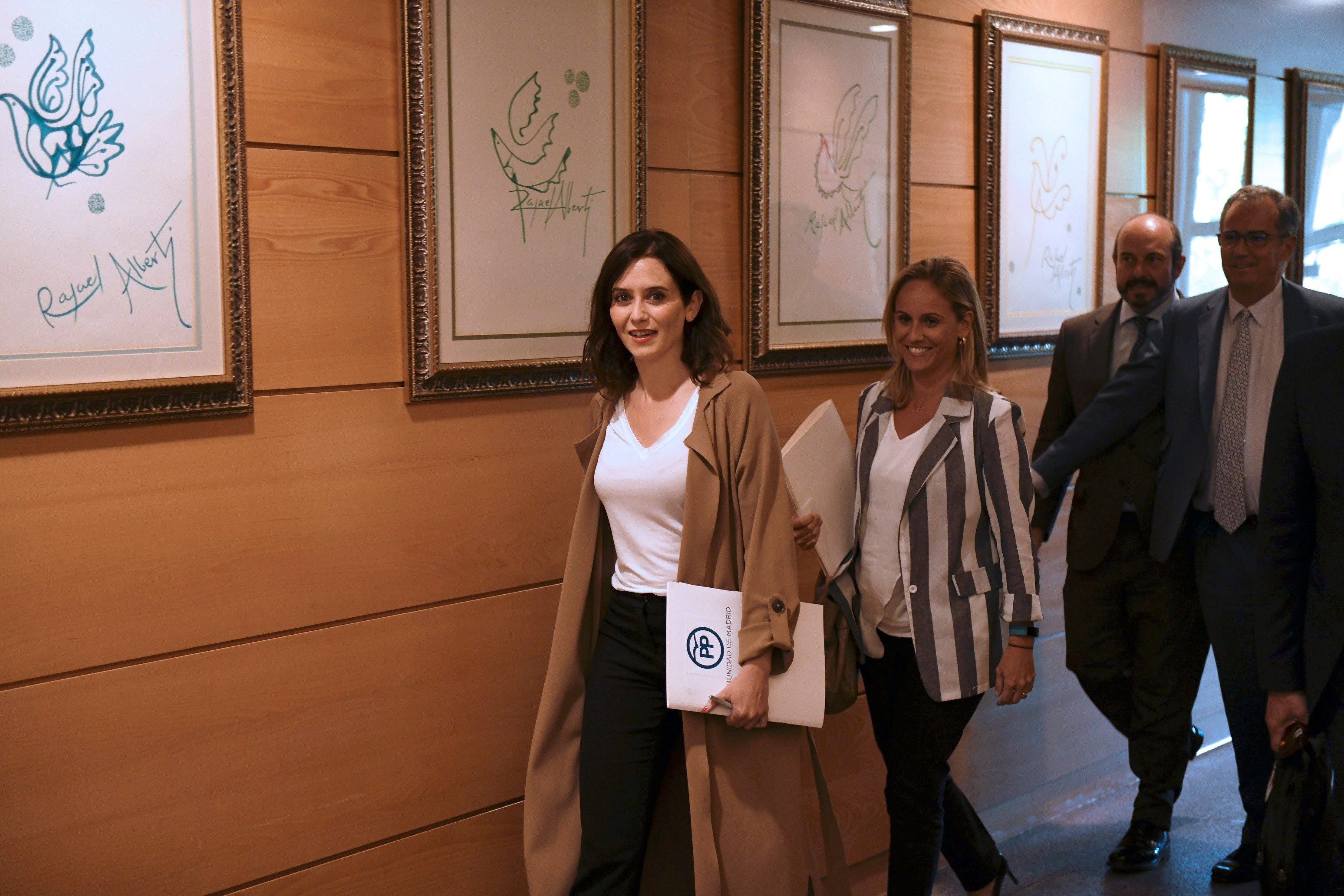 Las preguntas de Amón: "¿Habrá elecciones en Madrid, será presidente Gabilondo, o terminará cediendo la ultraderecha a su propio ultimátum?" Las preguntas de Amón: "¿Habrá elecciones en Madrid, será presidente Gabilondo, o terminará cediendo la ultraderecha a su propio ultimátum?"