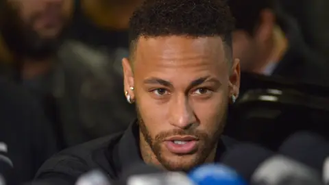 Neymar declara ante los medios de comunicación Neymar declara ante los medios de comunicación