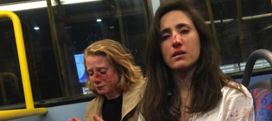 Las dos jóvenes agredidas en un autobús de Londres Las dos jóvenes agredidas en un autobús de Londres